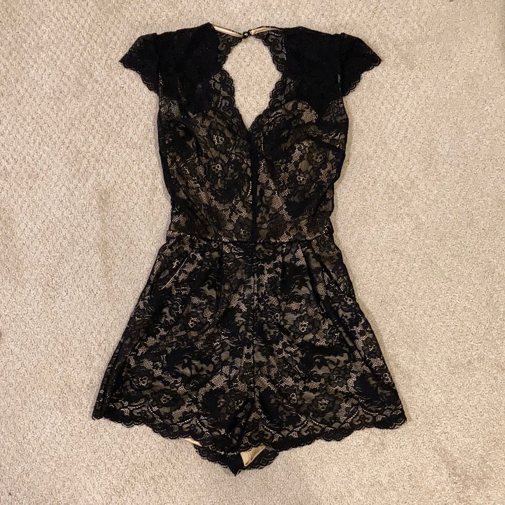 Bebe lace romper with keyhole back 00